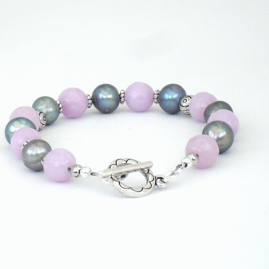 Handmade peacock pearl and jade bracelet