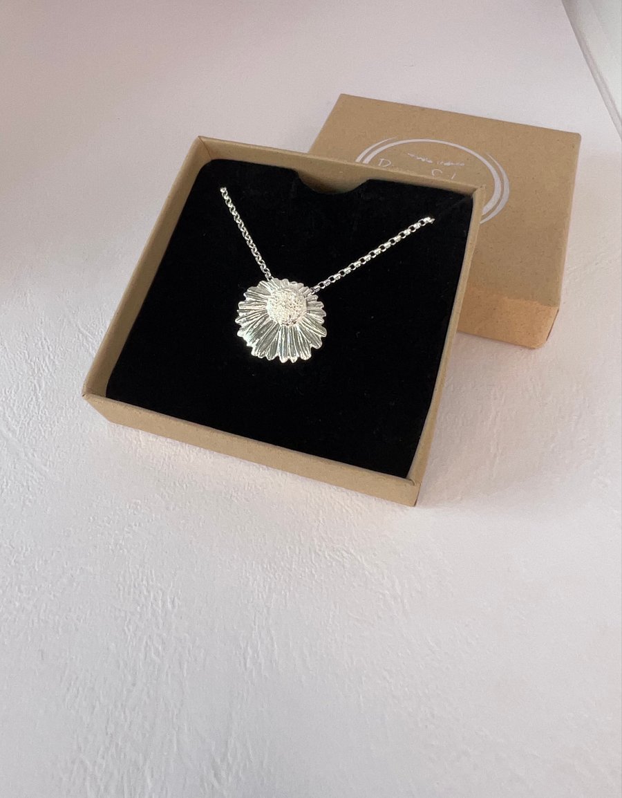 Silver moulded daisy pendant necklace