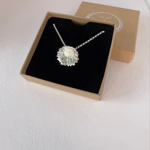 Silver moulded daisy pendant necklace