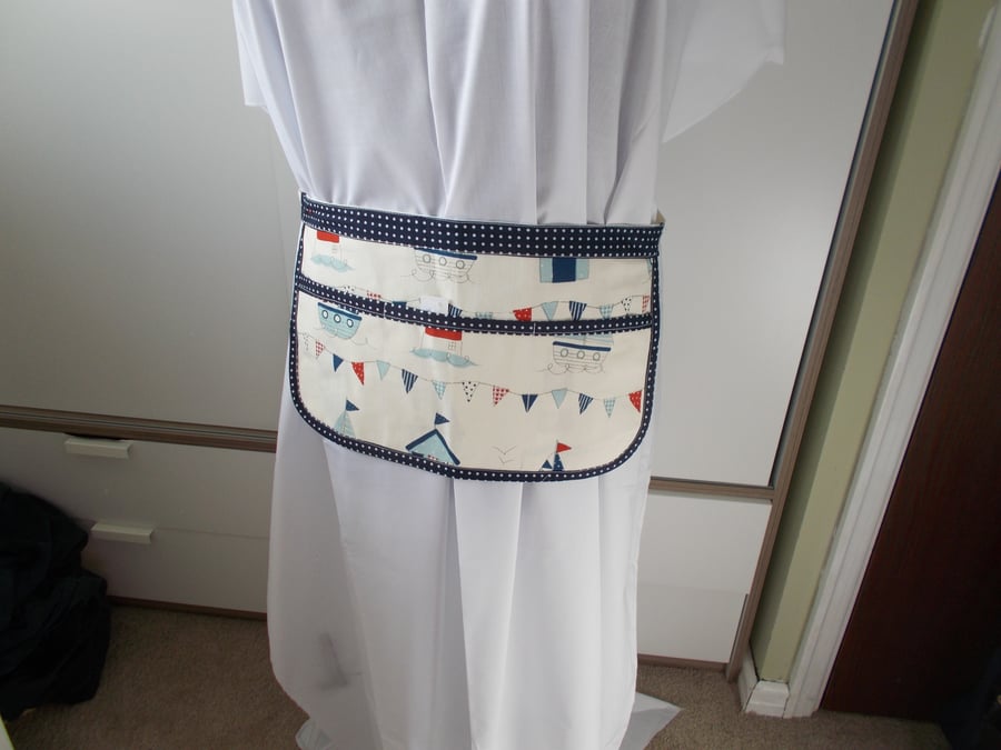 Hand made apron with beachhuts.