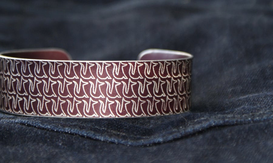 Geo fox pattern aluminium cuff bracelet plum