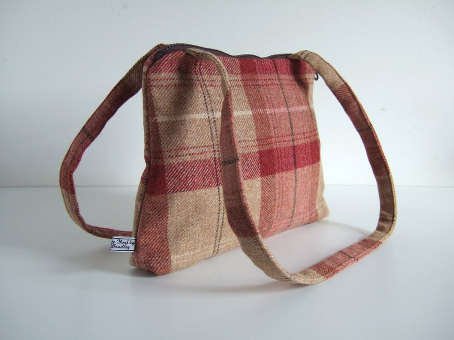 Handbag or shoulder bag in a check wool fabric with chunky zip closure.