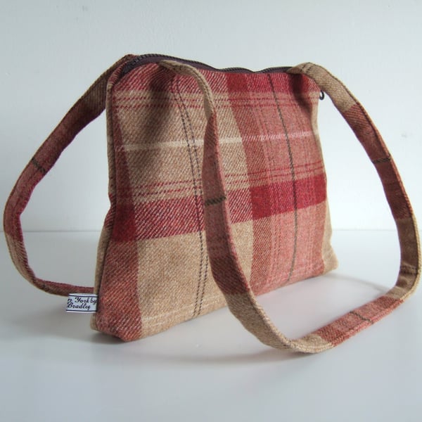Handbag or shoulder bag in a check wool fabric with chunky zip closure.