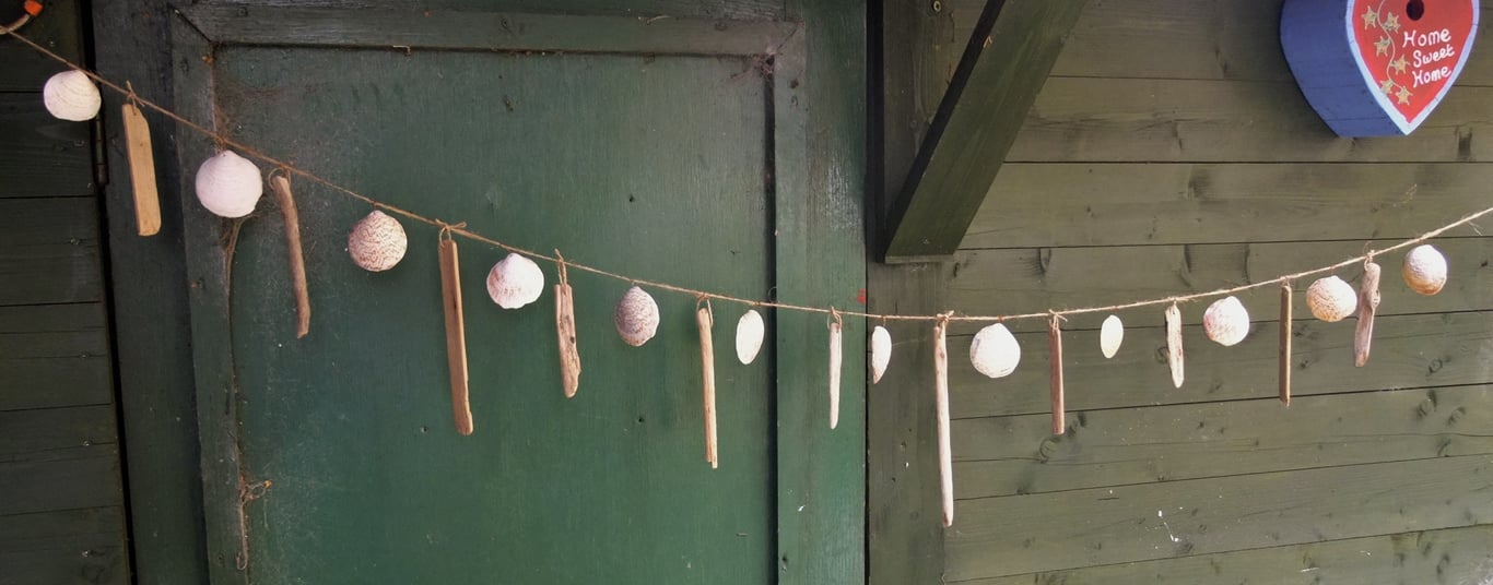 DRIFTWOOD & SEA SHELL GARLAND WALLHANGING.