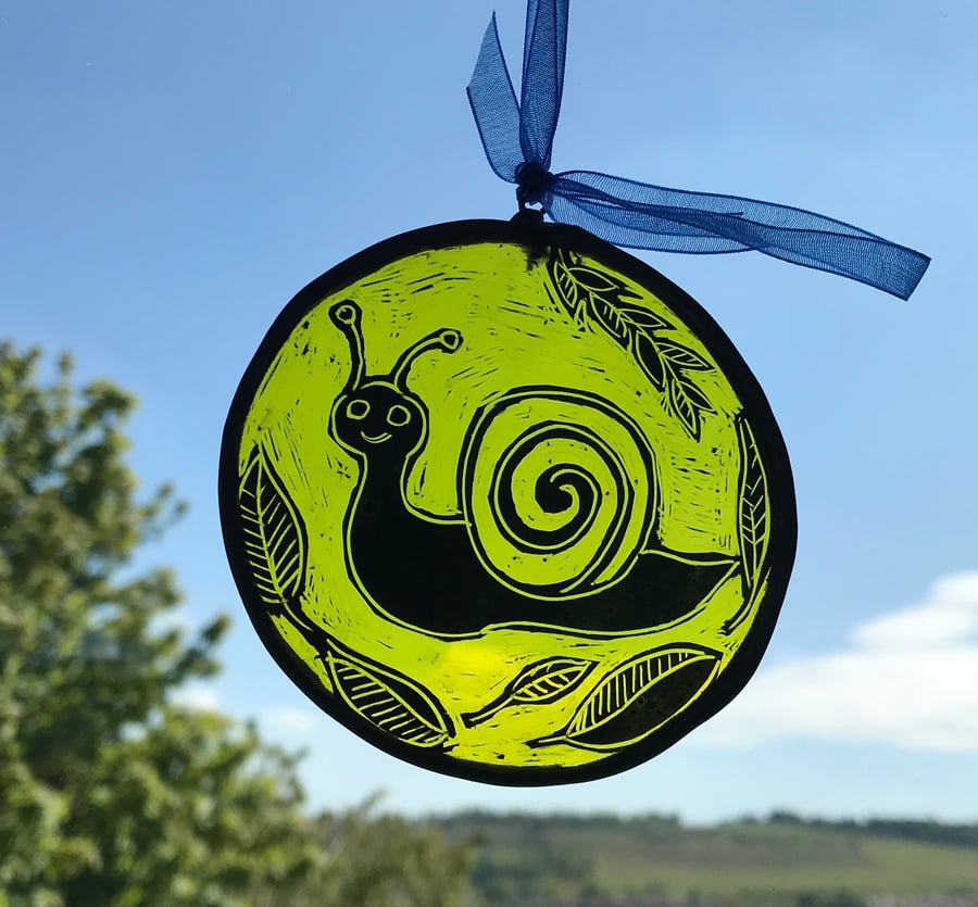 Snail stained glass suncatcher, circle, yellow 