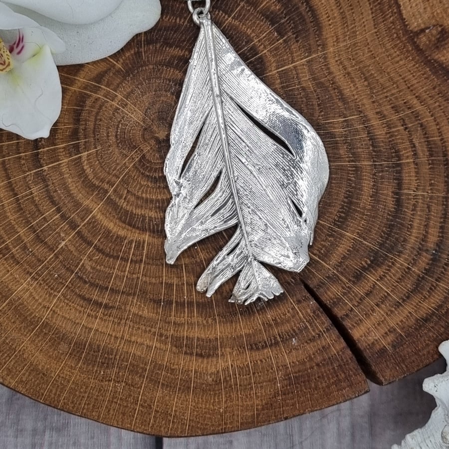 Real feather preserved in silver, pendant necklace