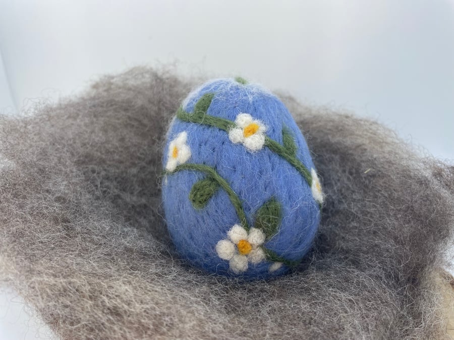 Felted Easter Egg, Needle Felt Easter Decoration, Blue, Daisy, Flowers