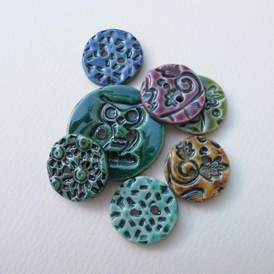 Set of 7 ceramic buttons