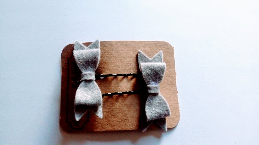 Grey felt bow bobby pins