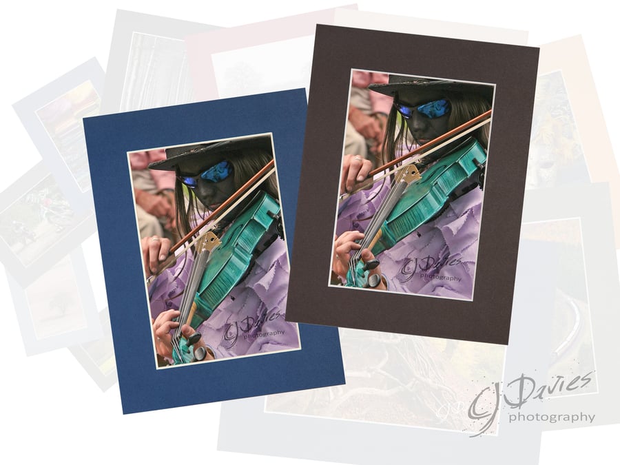 CJ069 - Green fiddle, blue shades