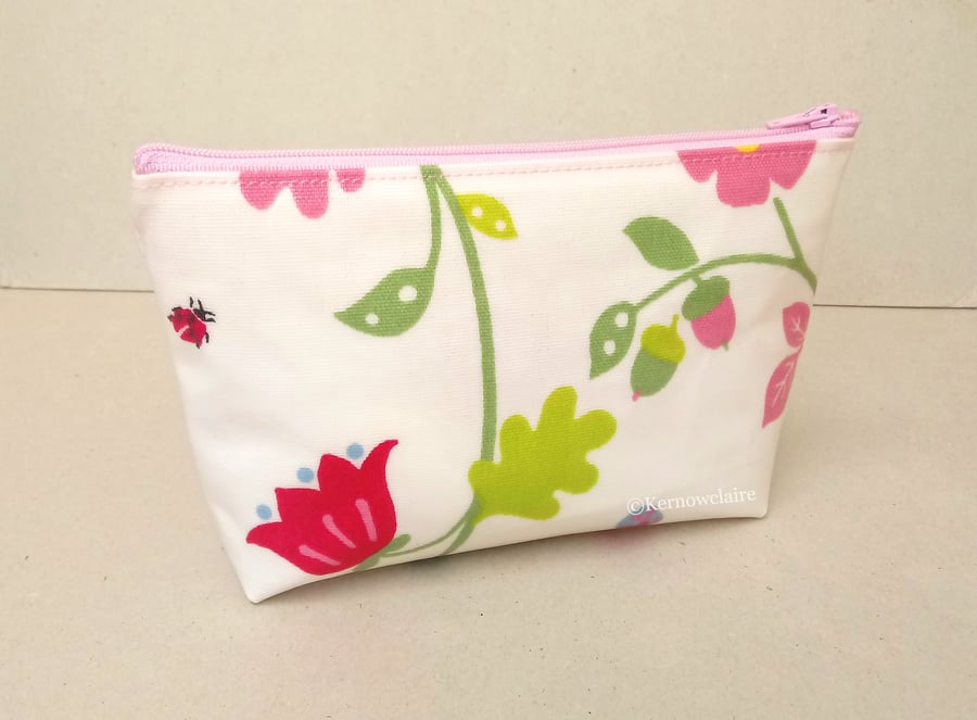 Make up bag in white with birds and flowers