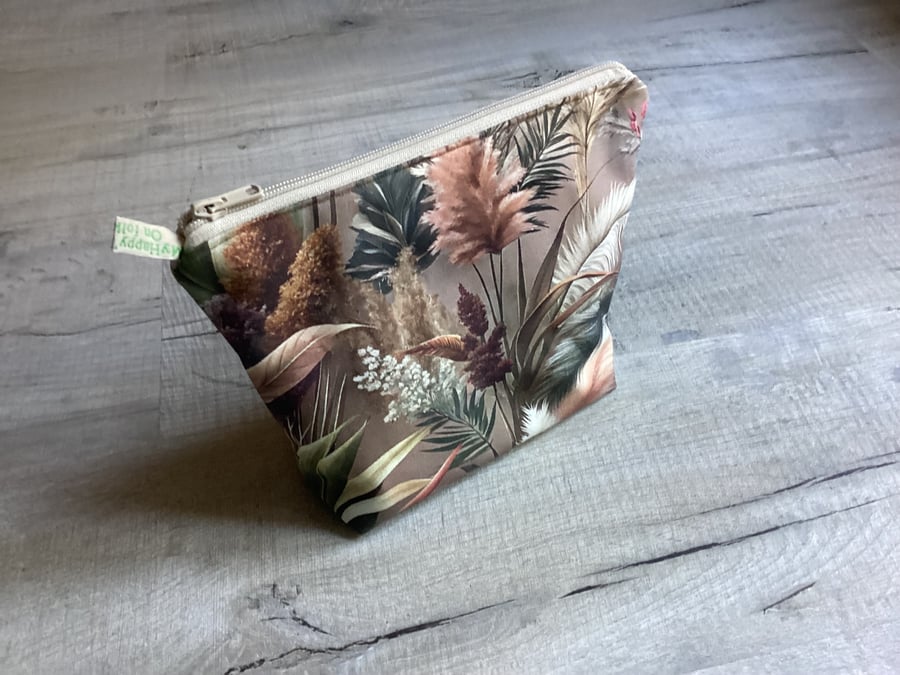 Makeup bag, toiletries bag, botanical bag, zipper bag.