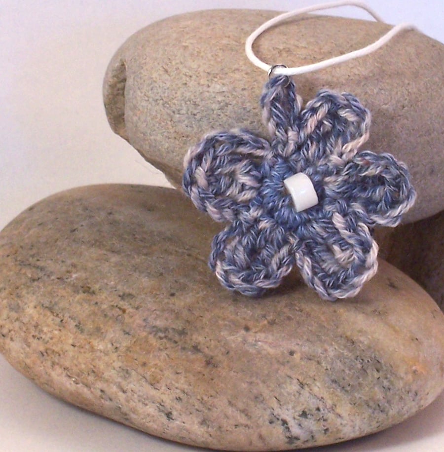 Crochet flower blossom necklace in denim blue and white - Signe