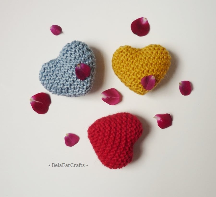 Wedding cake topper - 3 knit small hearts - Wedding favours - 'I love you' gift