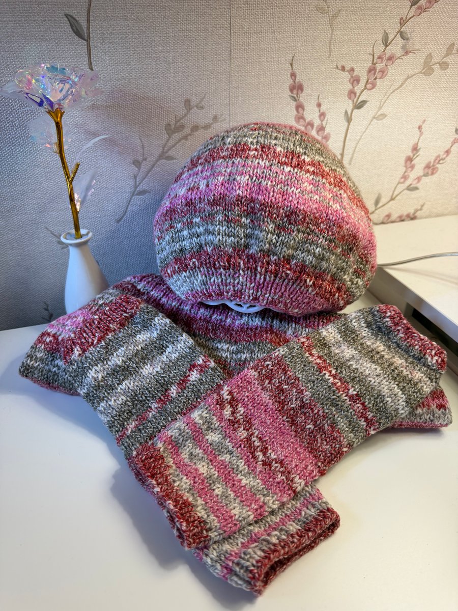 Ladies, beret, snood and wrist warmers.