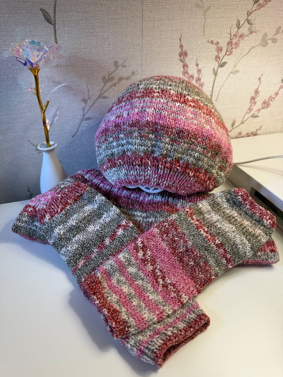 Ladies, beret, snood and wrist warmers.