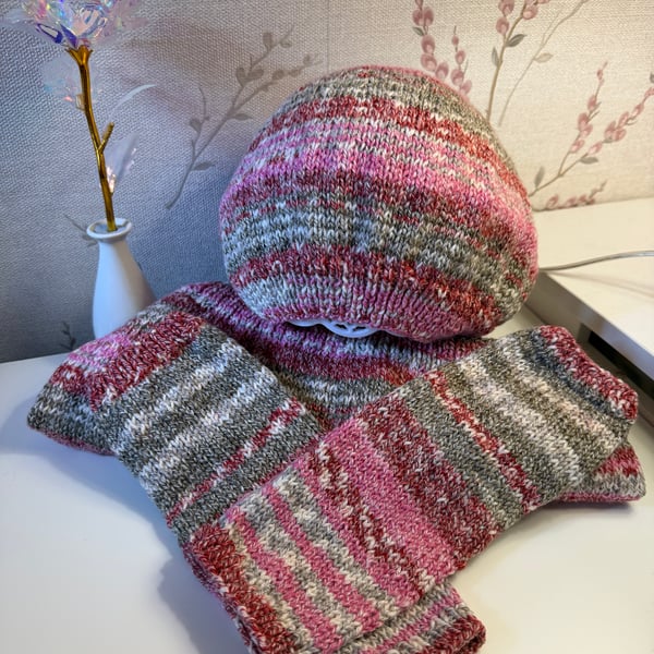 Ladies, beret, snood and wrist warmers.