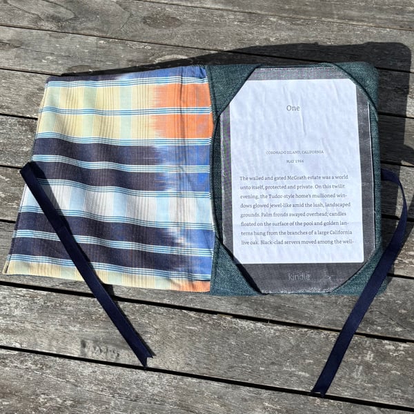 Padded kindle cover - to fit a kindle paperwhite