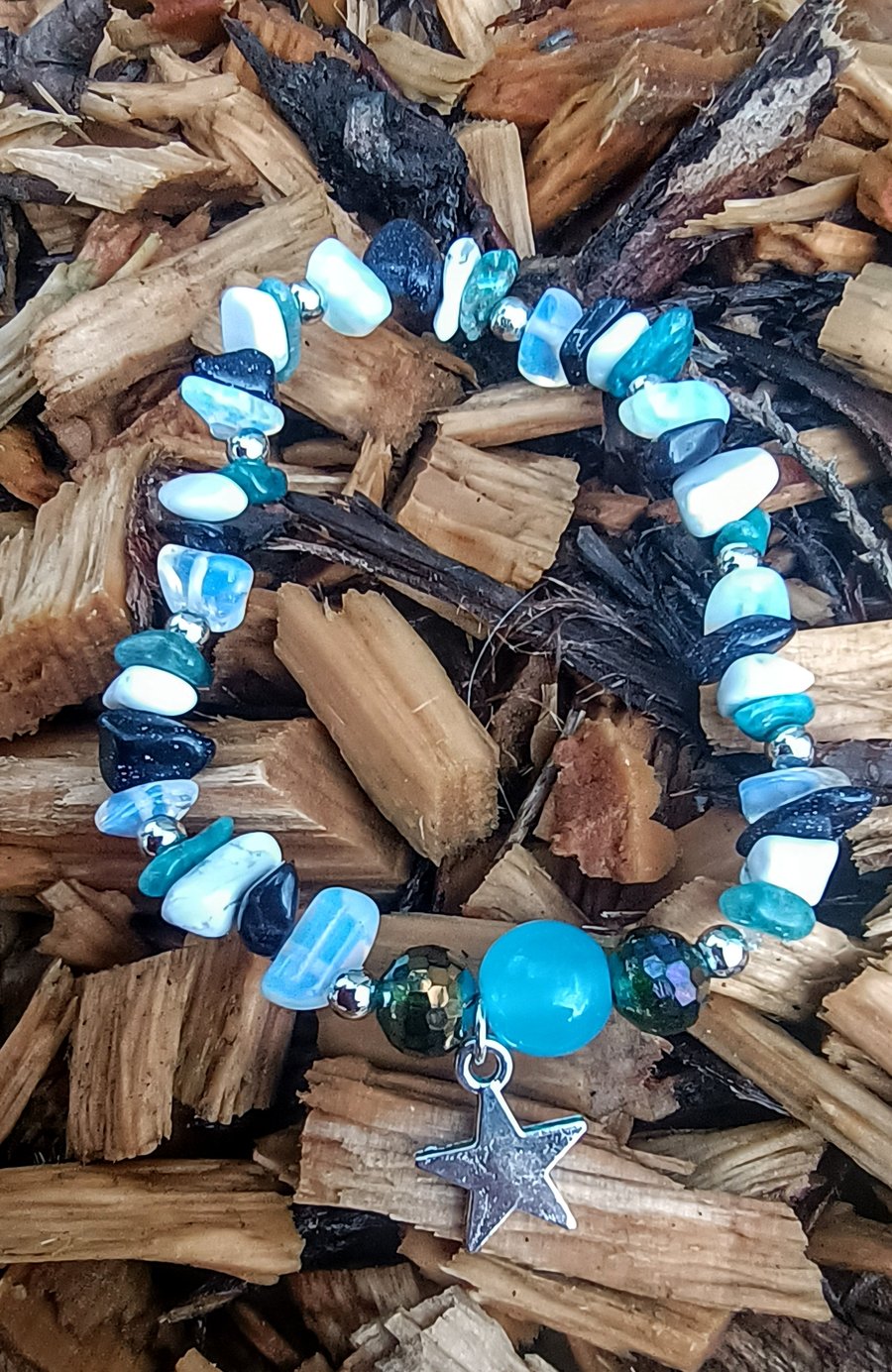 "Seren Bach" (Little Star) - Crystal chip stretchy bracelet with star charm