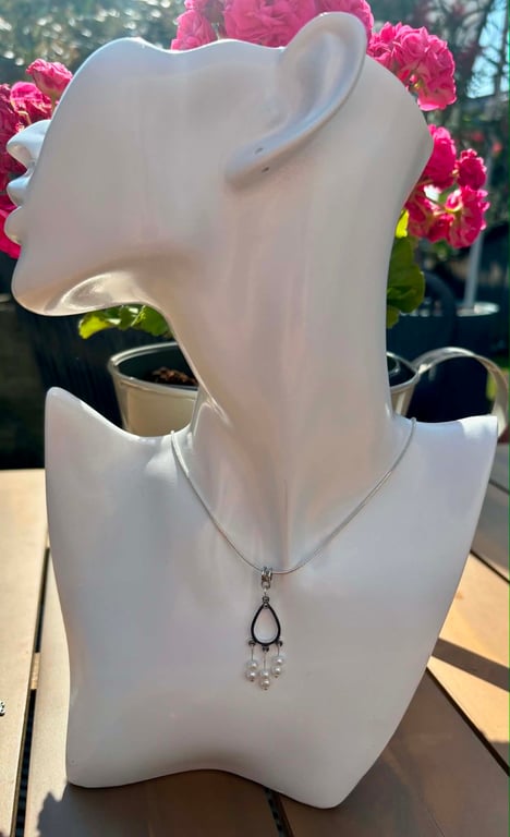 Silver Tone Necklace with Dangle Pendant & Pearl Bead Detail