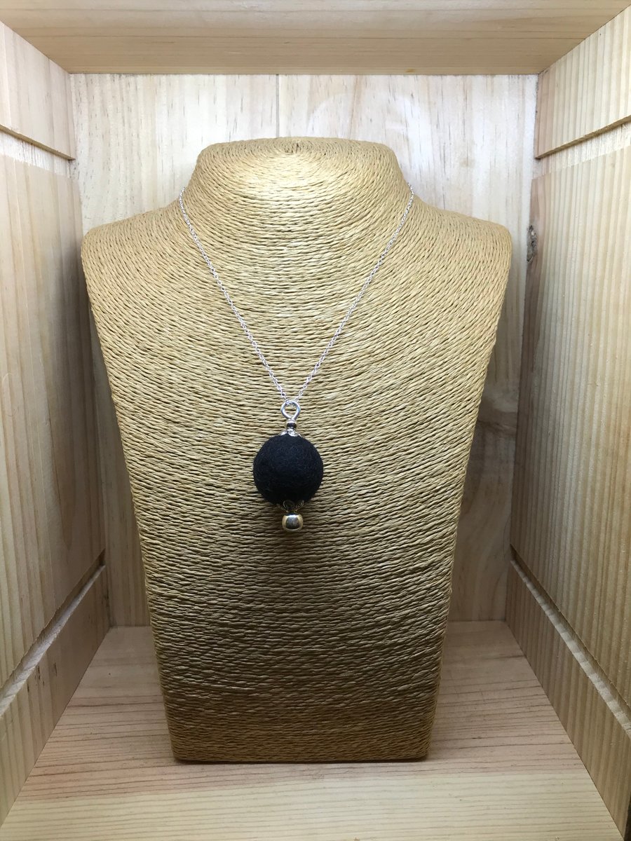  Felt Necklace. (282)