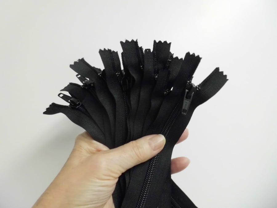 Pack of 10 x 18cm zips black