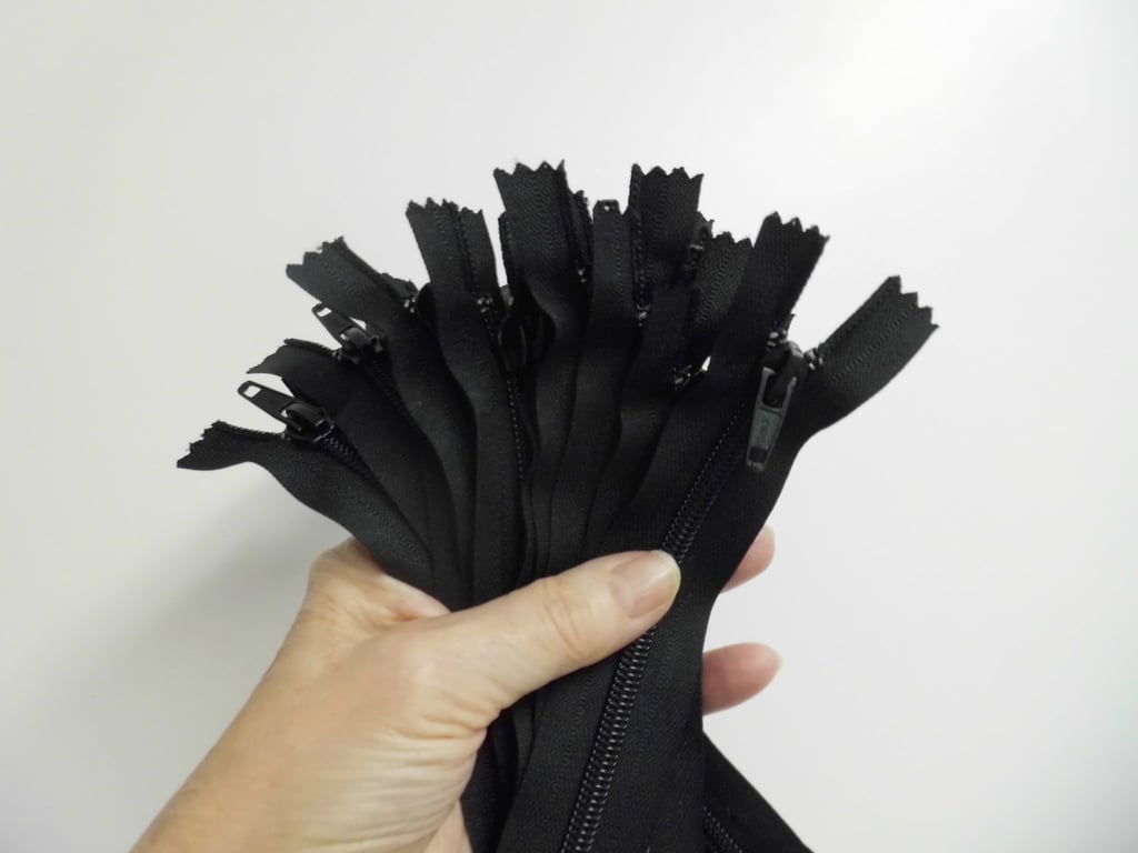 Pack of 10 x 18cm zips black
