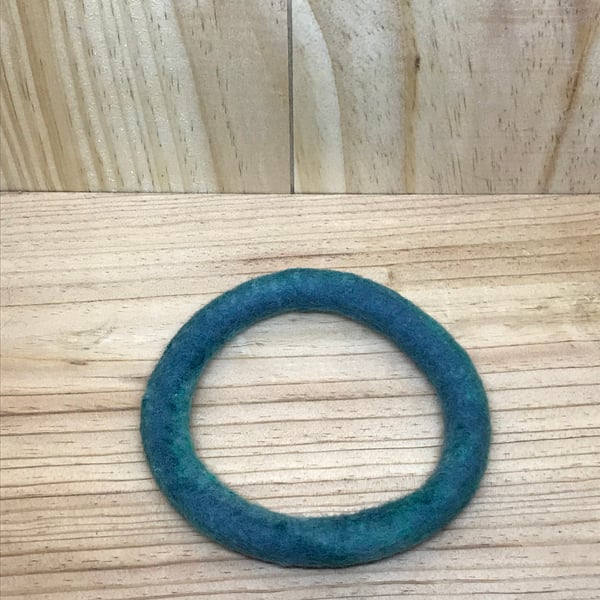 Green Felt Bracelet. (455)