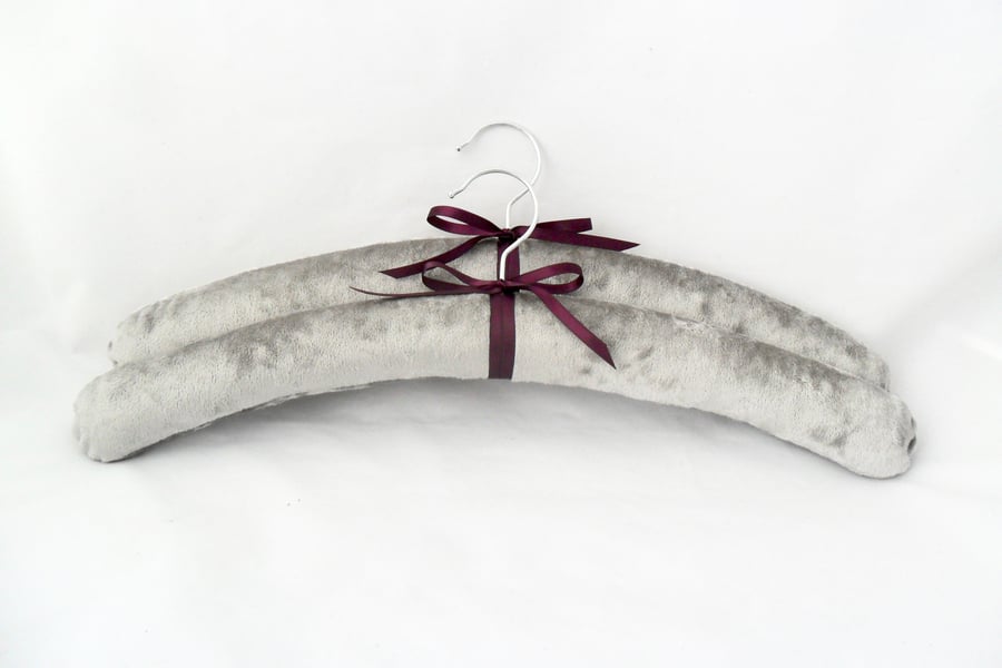 Padded coat hangers in silver velvet