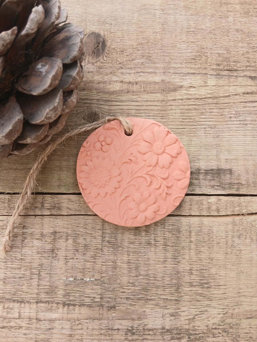 Embossed Daisies Round Terracotta Hanging Aromatherapy Diffuser