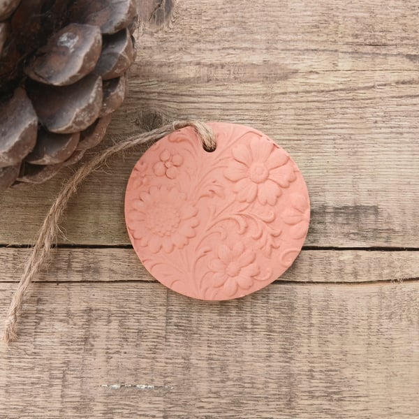 Embossed Daisies Round Terracotta Hanging Aromatherapy Diffuser