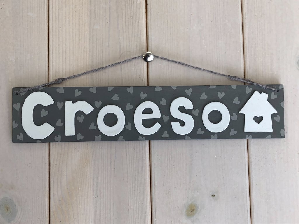 Welsh Hanging Door Sign "Croeso" in grey.
