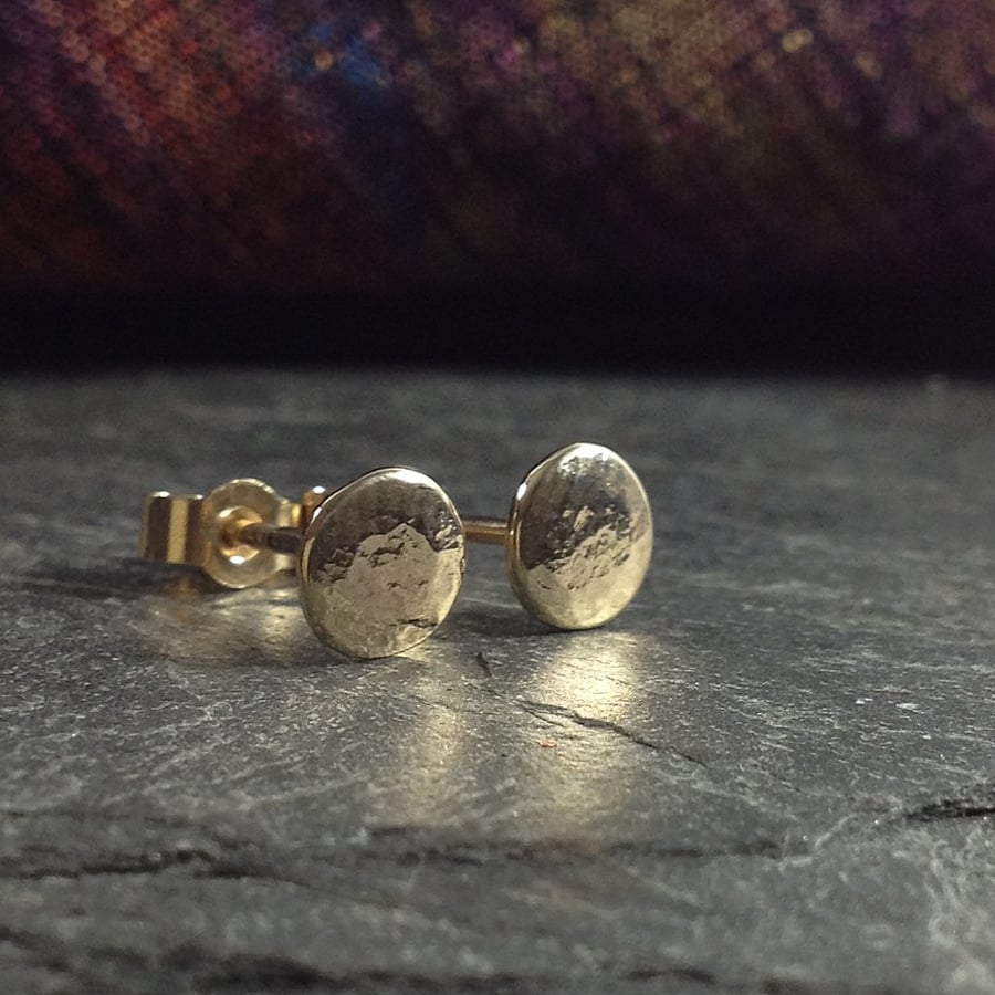 9ct gold round stud earrings.