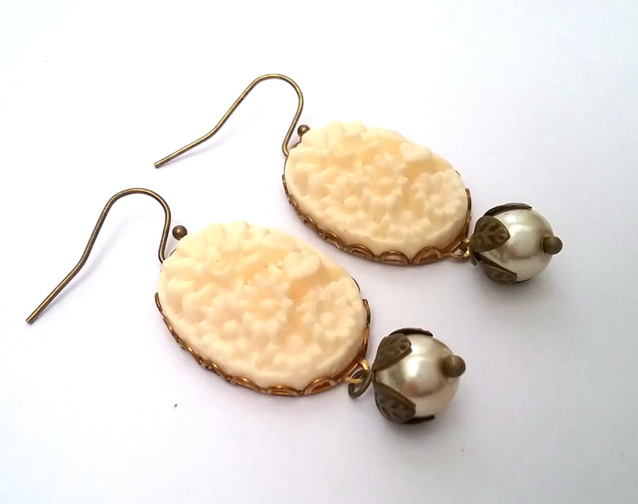 Creamy floral cabochon earrings 