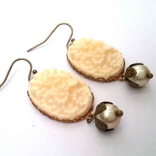 Creamy floral cabochon earrings 
