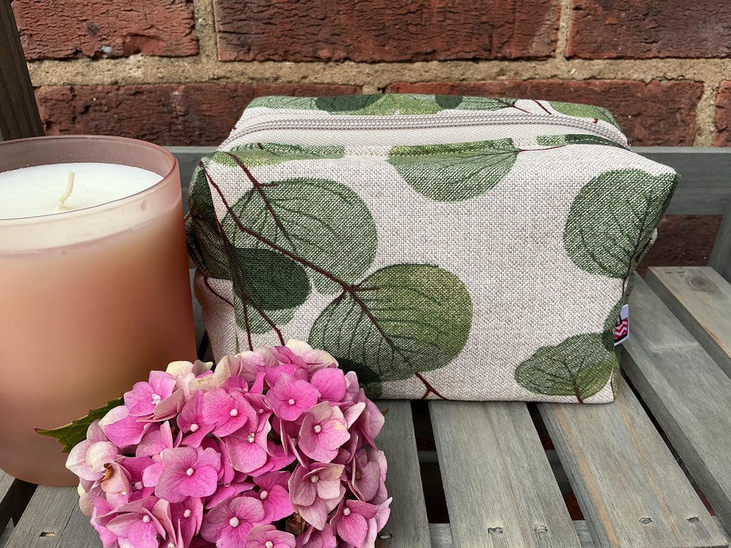 Pretty Leaf Box Pouch