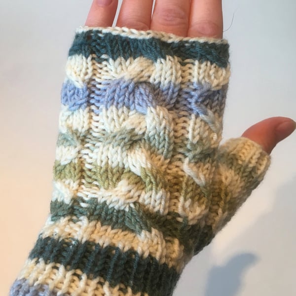 Fingerless Mitts: Gooseberries and Cream