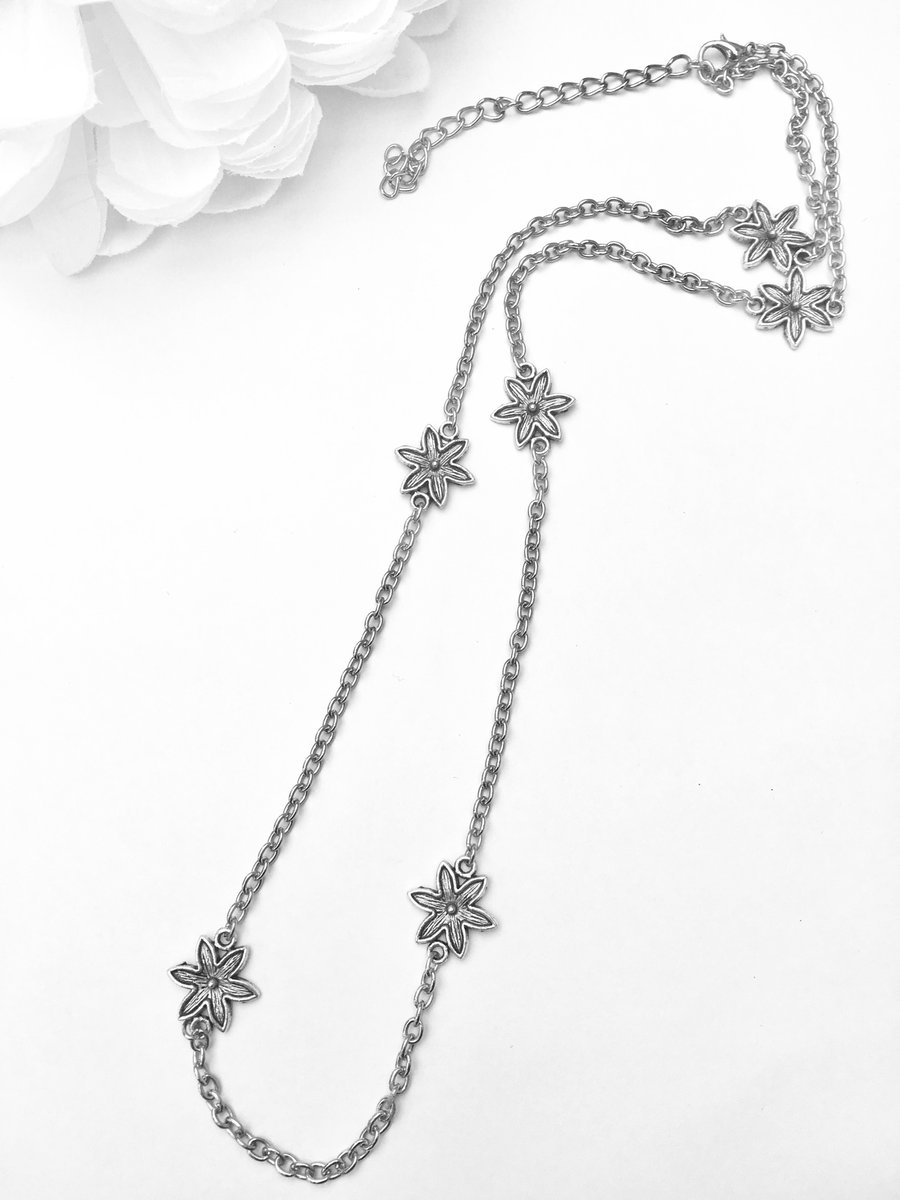 Pretty flower necklace 