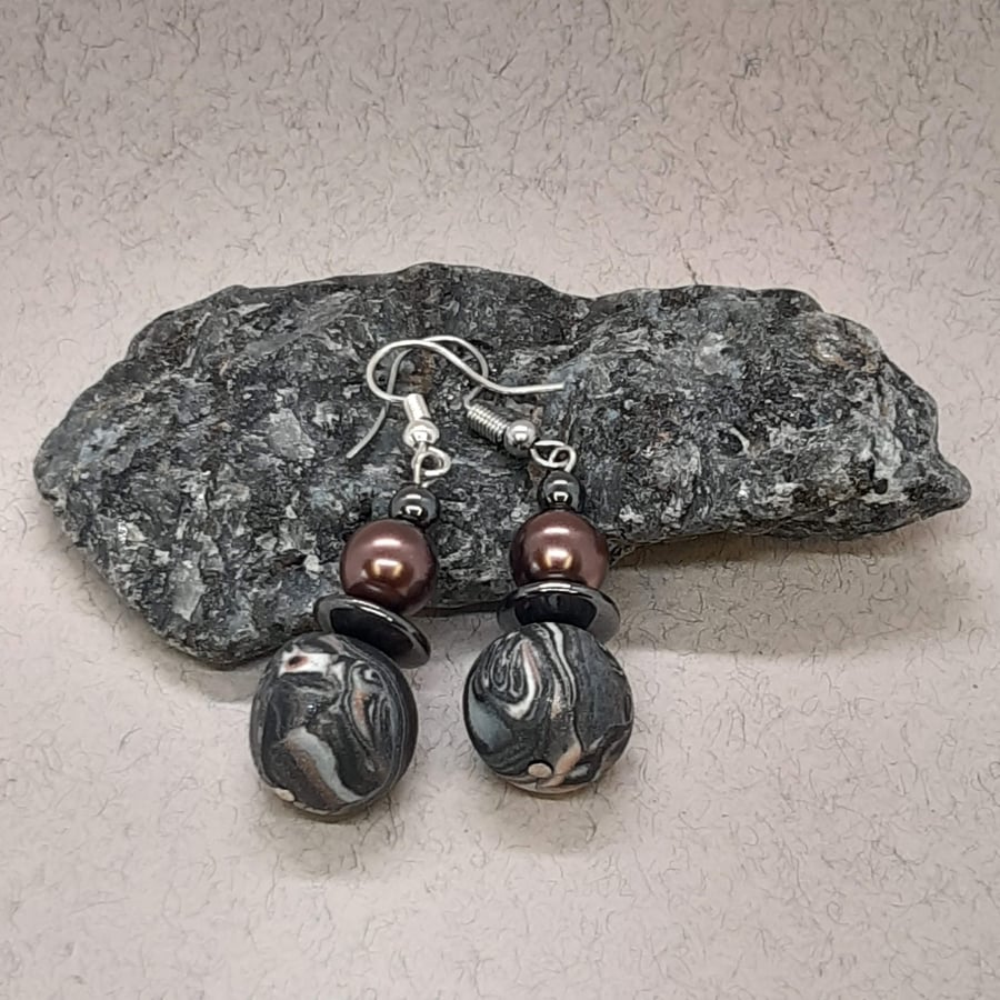Polymer clay dangly earrings in black, white and sienna