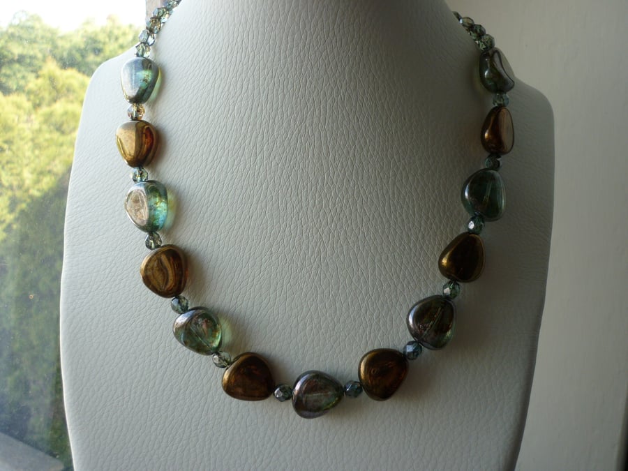 CHUNKY MOSS GREEN AND BRONZE NECKLACE.  816