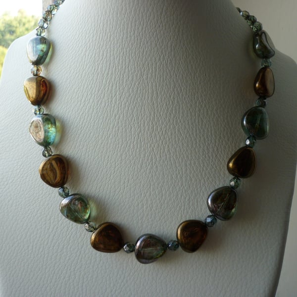 CHUNKY MOSS GREEN AND BRONZE NECKLACE.  816