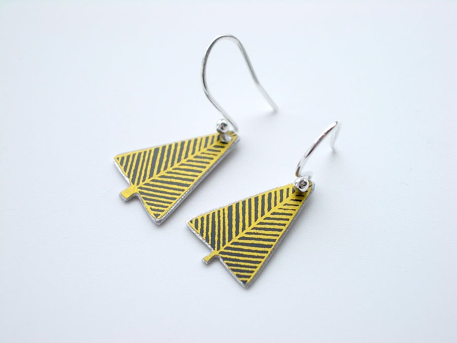 Christmas tree earrings in black and gold