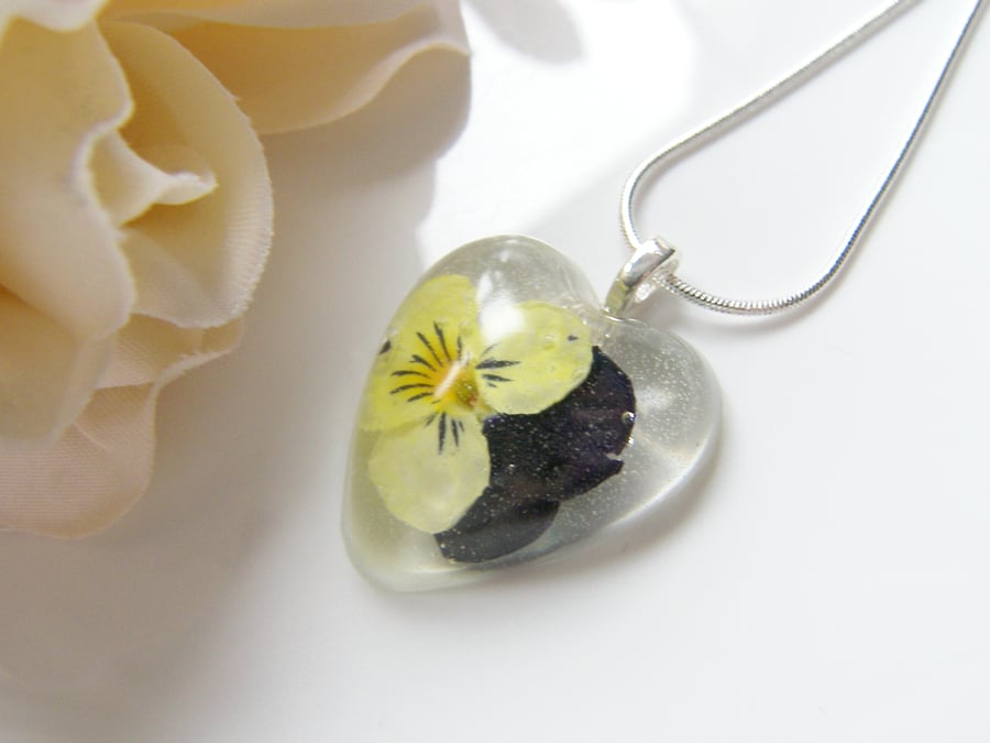 Real Flower Necklace in Resin - VIOLA