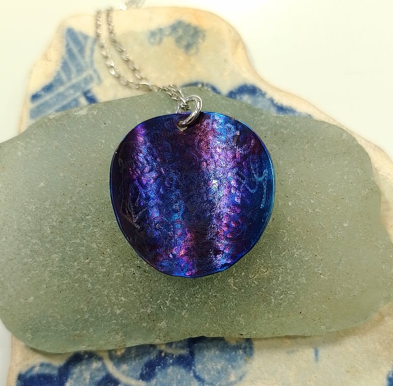  Handmade Coloured Titanium Curved Disc Pendant (NKTTPDDC1) - UK Free Post