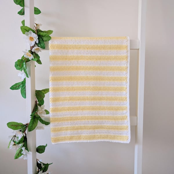 Crochet baby blanket - Yellow and white