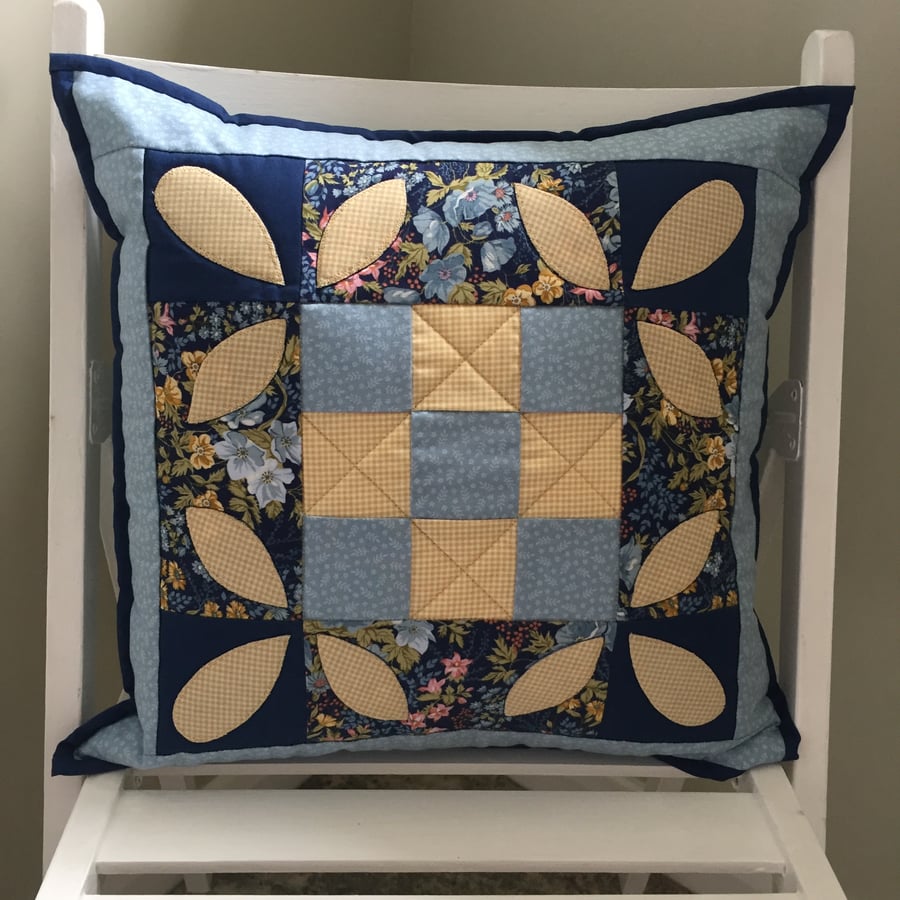 Patchwork-applique Cushion