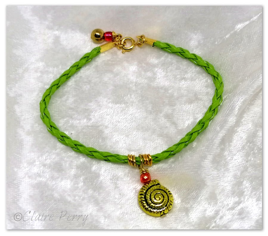 Bracelet Green Faux Leather with gold plated Seashell charm bead.