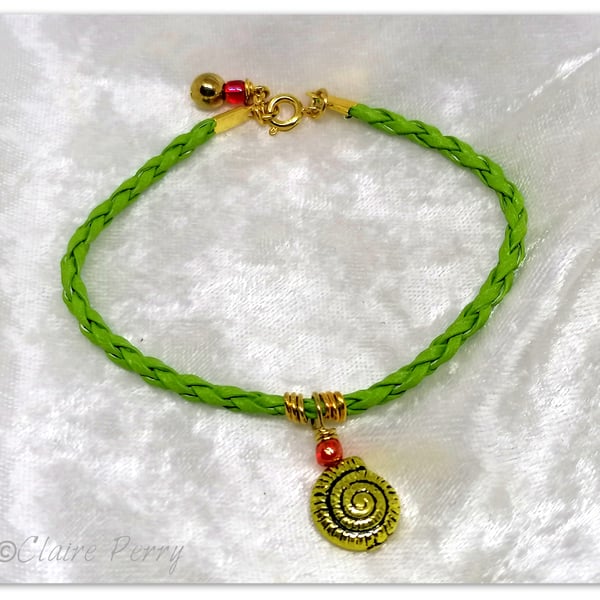 Bracelet Green Faux Leather with gold plated Seashell charm bead.