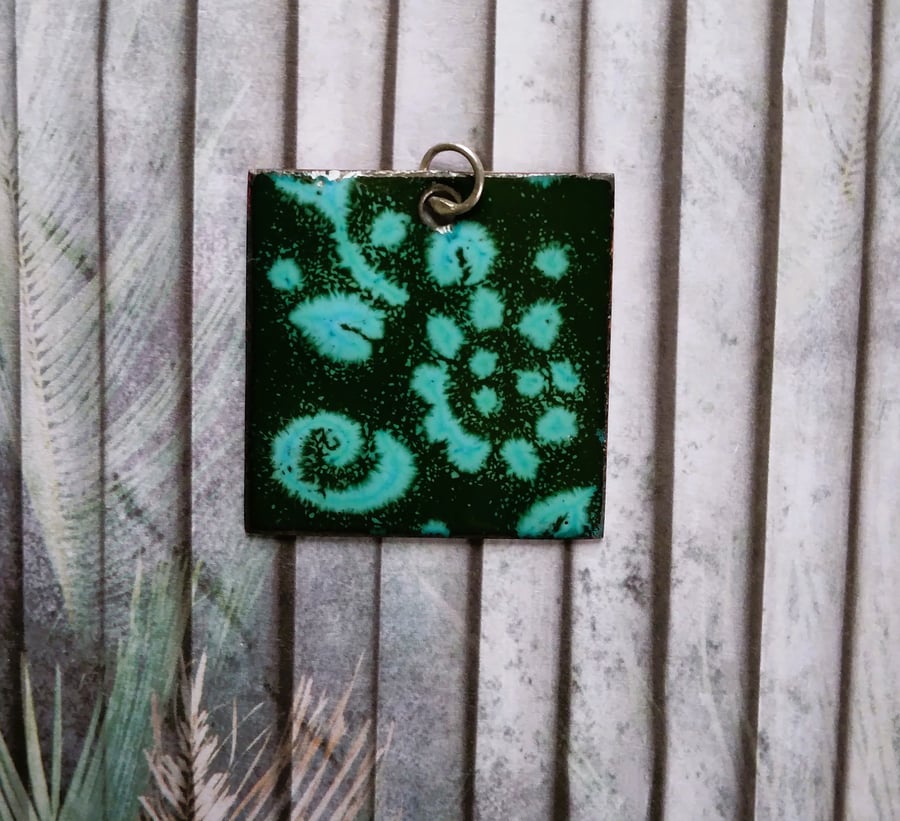 Green and jade enamelled pendant 083