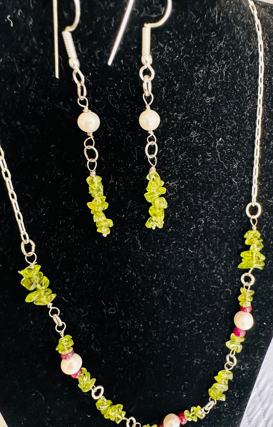 A delicate peridot, pearl and ruby necklace and free earrings 